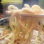 兎に角 松戸本店 - 麺をリフト！