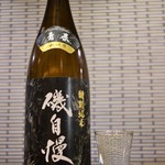 日本酒BAR十八番 - 磯自慢（特別純米）長谷川酒店ＰＢ