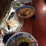 Okonomiyaki Izakaya Teppanyaki Tonkyuu - カウンターのお惣菜