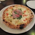 ラバンビーノ - スペイン産生ハム＆壬生産ルッコラ＆宇都宮産フレッシュトマト＆新玉ねぎのピッツア