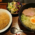 炭焼酒場 虎二 - 塩.半ラーメン+チャーハンセット(700円)
            サラダ.ドリンク付