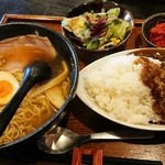 炭焼酒場 虎二 - 醤油ラーメン(あっさり)カレーセット(850円)
            サラダ.ドリンク付