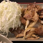とんや - メインのおかずキャベツの多さに唖然