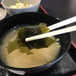 とんや - 味噌汁の具材はワカメのみ