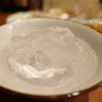 Sumiyaki Chikin Kababu - 焼酎は丼と大きな氷に大胆に注いで