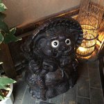 やますい - 座敷への入り口では、たぬきが歓迎してくれます