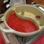 韓国料理 豚とんびょうし - 
            
            スンドゥブをベースにした赤いスープと、
            
            昆布出汁ベースの白いスープの2種類
            