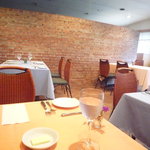 ラ・ポスト - 店内はあたたかい色合いのコーディネートになっています。席の間隔も広め。