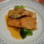 ラ・ポスト - 魚料理：スズキのポワレ☆かなりボリューム感があります。