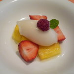 ラ・ポスト - デザート：洋梨のソルベ♪甘さ控えめで爽やかなソルベの下には、苺とフレッシュなパイナップル☆