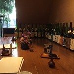 Teuchi Soba To Kamo Ryouri Jigen - 日本酒並ぶカウンター