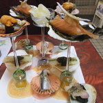 鮑のウニ乗せ、鱒、子持ち昆布、蛤