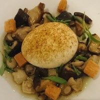 フィリップ・ミル 東京 - きのこの旨味を纏った半熟卵と旬の野菜　きのこのブイヨンを注いで