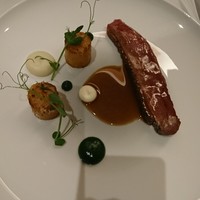 フィリップ・ミル 東京 - 香ばしく焼き上げたフランスシャラン産鴨胸肉 軽やかな季節野菜のムースリーヌとジャガイモのフォンダン