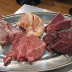Maruhachi Horumon - 盛り合わせにはレバーや鶏肉と牛肉もセットになってました。
