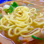 好楽 - 麺のアップ。太めの縮れ麺。