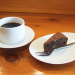 GAIA 食堂 - チョコレートケーキ(200円)と珈琲(200円)