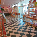 晴れの日 - 内観写真:広くなった店内の様子です。モノトーンのチェッカー模様の床がトレードマークです。