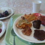 ザ アミーゴス 大垣店 - サラダにある鮮やかな赤色は赤ビーツ