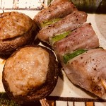 炭家 - しいたけの肉詰めと豚トロ