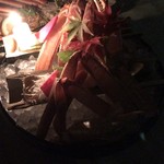 旅館大橋 - 割鮮 蟹刺し あしらい一式はこんな登場をします。電気消してから火をつけて