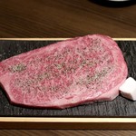 焼肉 大河 - 厚さ1.5センチの規格外のサーロインステーキ