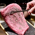 焼肉 大河 - 厚さ1.5センチの規格外のサーロインステーキ