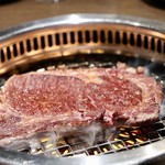 焼肉 大河 - 厚さ1.5センチの規格外のサーロインステーキ