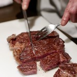 焼肉 大河 - 伝家の宝刀で切り分けて