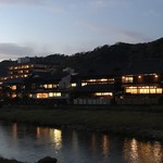 旅館大橋 - 夜川向こうからとった大橋