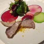 リストランティーノ ルベロ - 高知県沖の島より天然ブリの瞬間スモーク　彩り大根のインサラータ添え