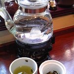 中国茶専門店 楼蘭 - ジャスミン茶とガラスのやかんです。