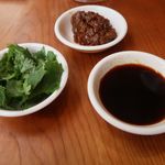 羊香味坊 - 薬味(パクチー、キノコの醤、山椒醤油)
