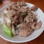羊香味坊 - 麦飯にラム肉と長葱塩炒めをのせて山椒醤油をかけて