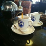 サイフォン式で、抽出後にそく各テーブルで注いでいただけます。