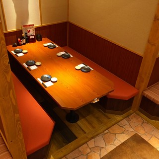 2階姉妹店「まるごと北海道」ロールスクリーンで仕切れる半個室テーブル席