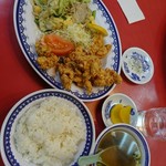 万里 - 日替わり定食(何故か土曜でもあった)の鶏天と肉野菜炒め