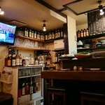 椿ん屋 - 店内奥にはテレビ有り。