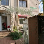 アマルフィイ デラセーラ - 店舗正面　室内の席は少ない。晴れの日はオープンテラス