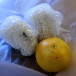 灯 - おにぎりとみかん