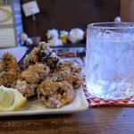 灯 - から揚げとレモンの薬膳酒ソーダ割り