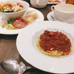 Kafe Ando Dainingu Shefuzu Paretto - サラダにパスタ。普通においしいし、これがブュッフェならクオリティ高いと思う。パスタは実演でできたてホカホカなのも◎！