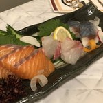 完全個室と創作和食 椿屋 - 【四品目】市場直送鮮魚の2点盛 　だが３点盛りで出てきた