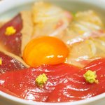 立場割烹 SSAW - 季節の贅沢御膳 1000円 の本鮪と真鯛の漬け丼(赤酢)