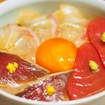立場割烹 SSAW - 季節の贅沢御膳 1000円 の本鮪と真鯛の漬け丼(赤酢)