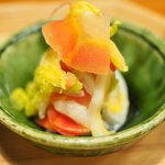 立場割烹 SSAW - 季節の贅沢御膳 1000円 の塩麹のお新香(白菜と京人参)