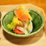 立場割烹 SSAW - 季節の贅沢御膳 1000円 の塩麹のお新香(白菜と京人参)