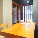 立場割烹 SSAW - 店内のテーブル席の風景です