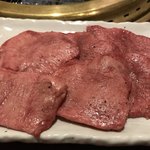 焼肉ギュウミー - 極みのタン 通常1500yen ⇒ イイ肉の日特別価格 1129yen。