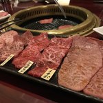 gyummy おまかせ5種盛り 通常1990yen ⇒ イイ肉の日特別価格（一人前 1500yen）二人前 3000yen。